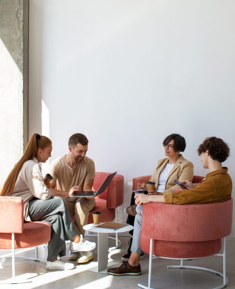 Moderni pisarniški prostor, ki prikazuje okolje za oddaljeno delo